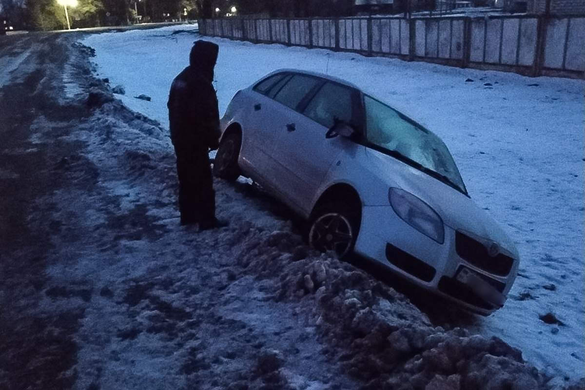 Под Кобрином 18-летний бесправник на угнанной машине сбил женщину, заехал в кювет и скрылся