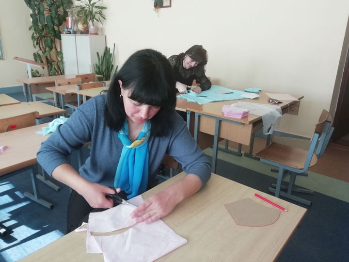 Педагоги школы №6 в Кобрине шьют маски для коллег и учеников