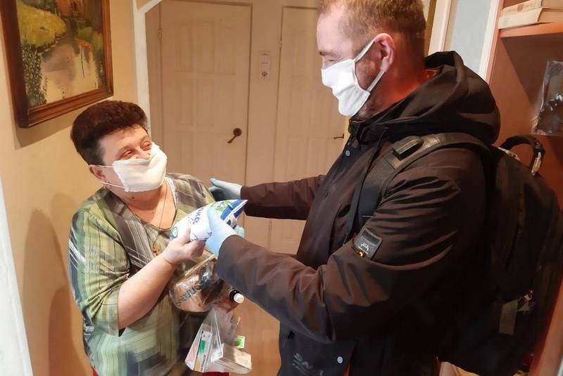 В Кобрине социальная служба помогает одиноким пожилым и инвалидам с доставкой лекарств и продуктов на дом