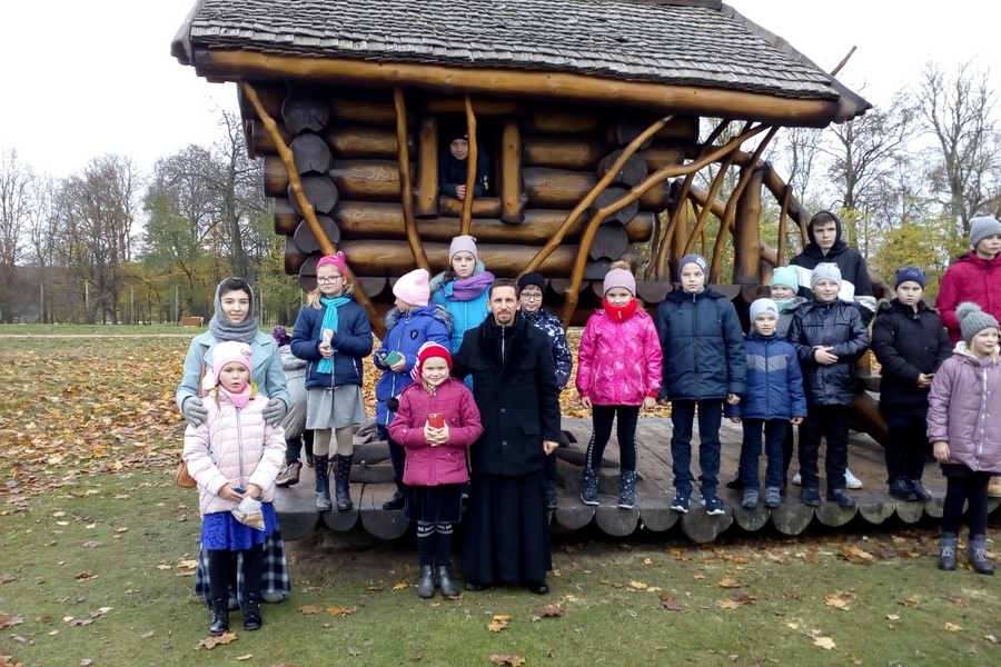 Как ученики воскресной школы Покровского храма путешествовали из Буховичей в Жировичи