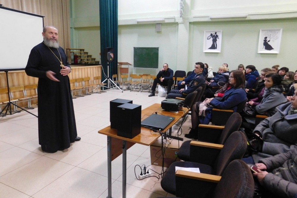 В СШ№9 г.Кобрина на собрании священник рассказывал родителям о роли семьи в воспитании школьников