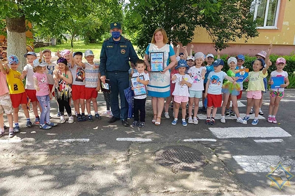 «Юный спасатель» из Кобрина Саша Ставский с родителями смастерил из подручных средств костюм пожарного и победил в конкурсе МЧС