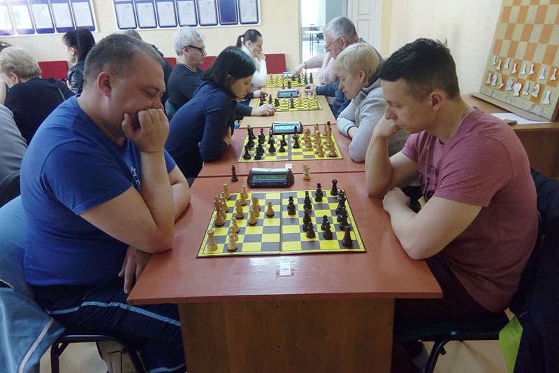 Шах и мат: предприятия Кобрина состязались в популярных настольных играх