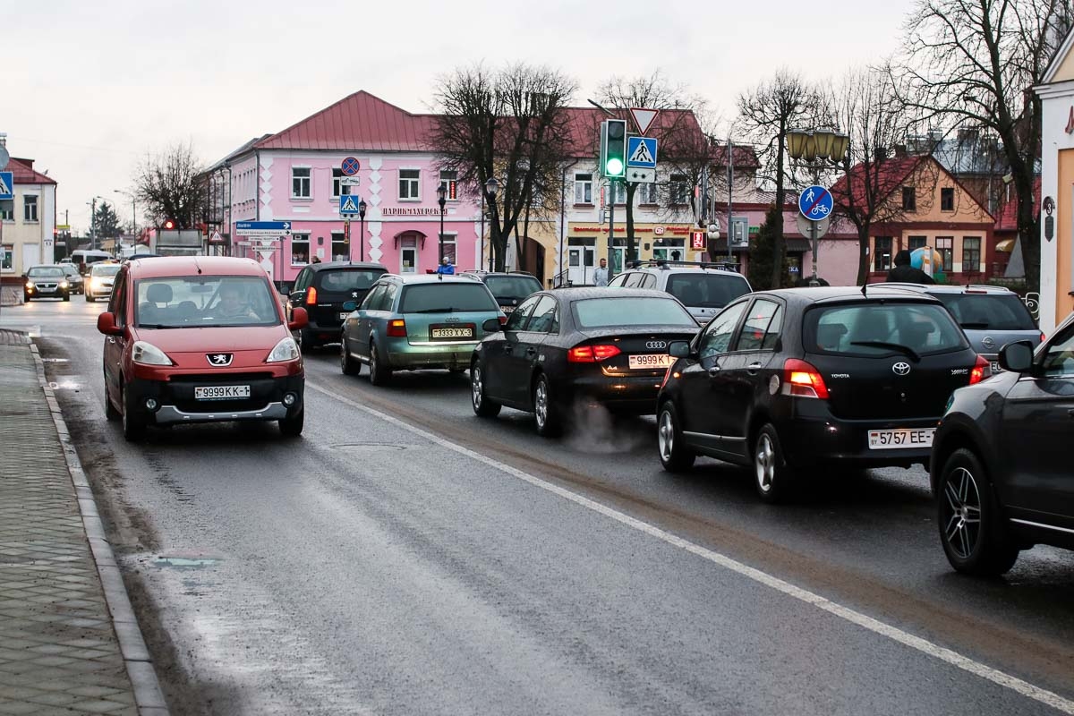 Можно было и не переобуваться. 1 марта закон разрешает поставить летнюю резину (ОПРОС)
