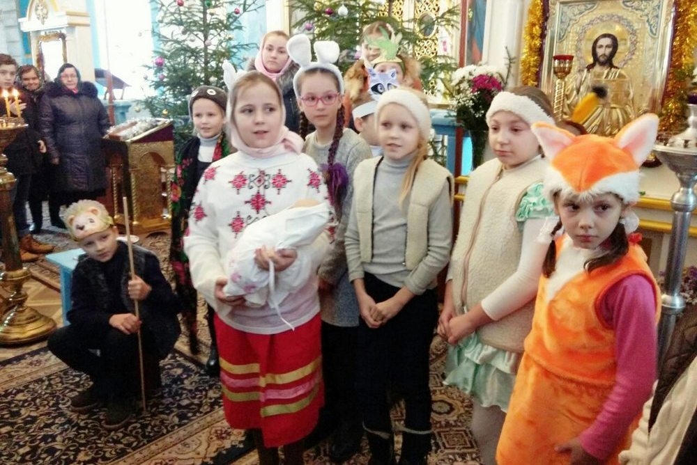 В Дивине дети праздновали Рождество — играли в спектакле, пели, навещали больных