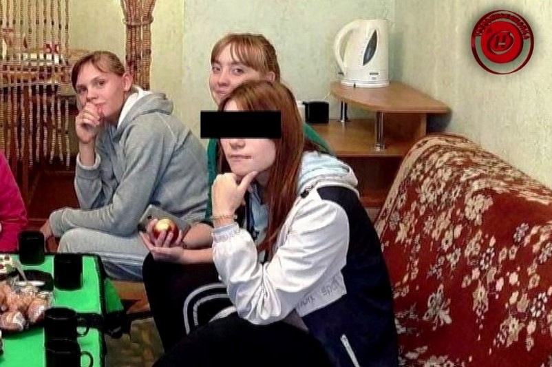 Почему в Кобрине девушка упала с крыши пятиэтажки? Признание подруги