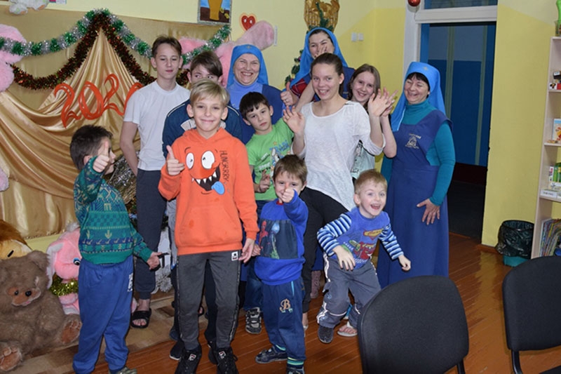 Участники акции «Дары Волхвов» Спасского монастыря г. Кобрина собрали 60 подарков для детей и одиноких пожилых людей