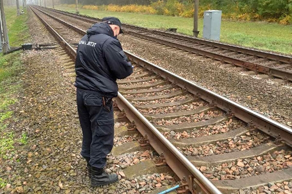 Проволока на рельсах под Кобрином помешала движению двух поездов. Возбуждено уголовное дело
