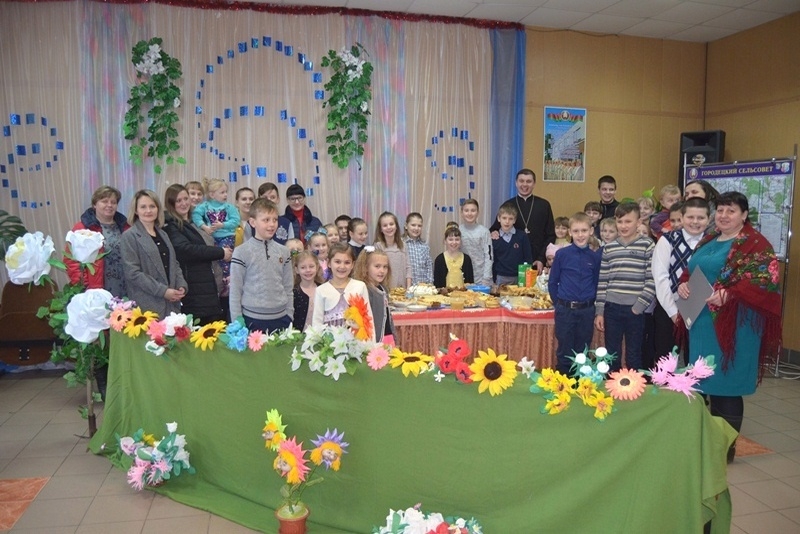 Масленица в Городце: задушевная беседа с батюшкой, стихи и сценки, спортивные игры, да чай с блинами