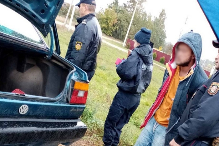 В Бресте житель Кобринского района увез девушку в багажнике машины (видео)