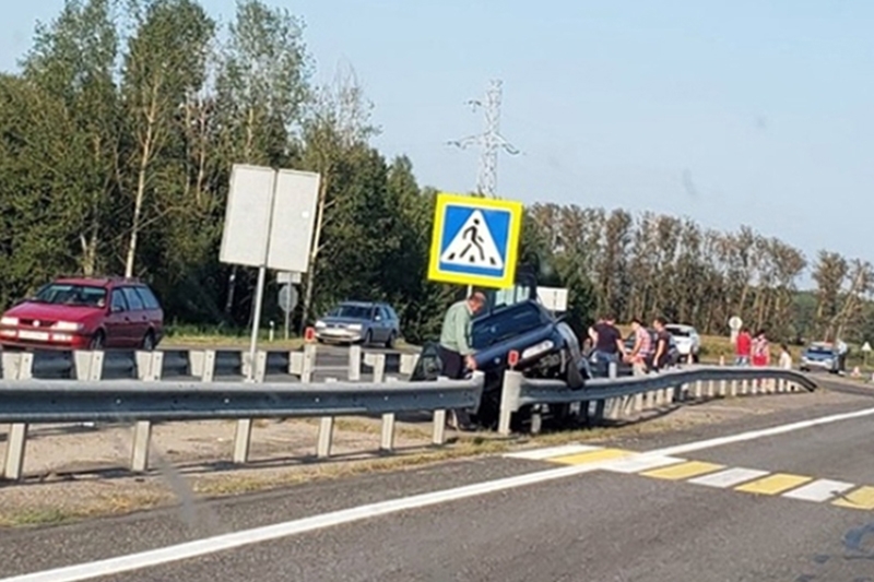 На М1 под Кобрином странное ДТП — автомобиль запрыгнул на разделительную. Фотофакт