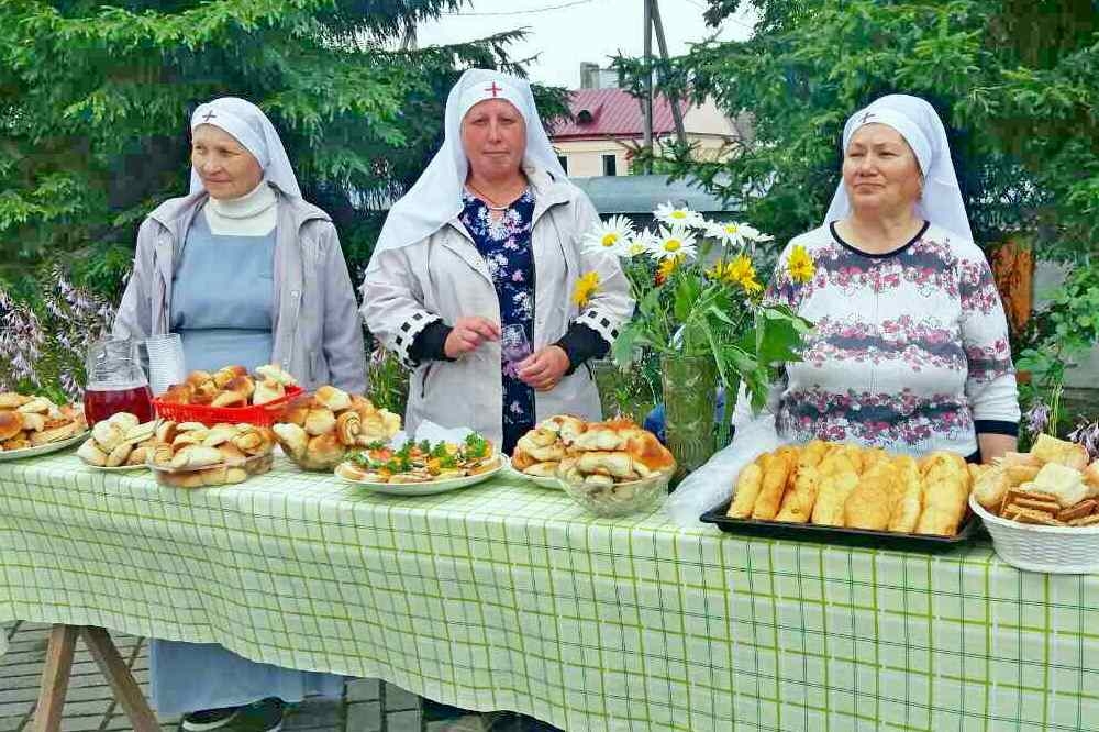 Стараниями сестёр милосердия в Кобринском соборе по-домашнему тепло отметили День семьи, любви и верности