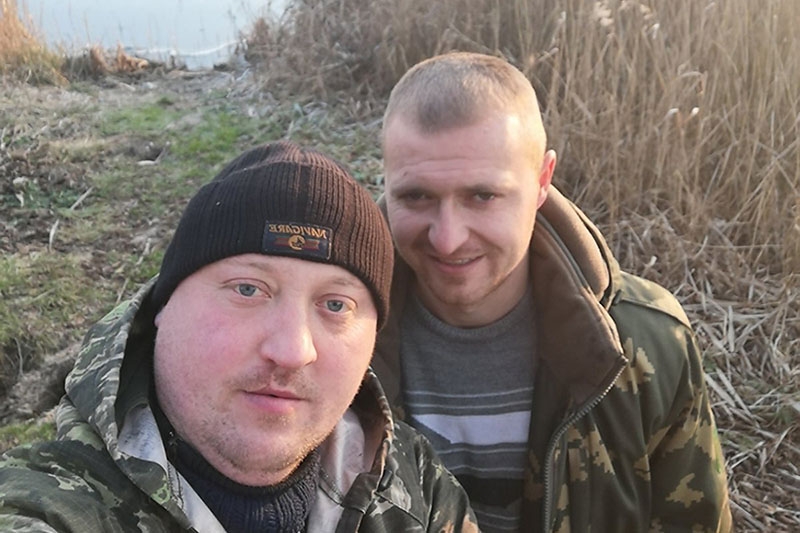 Охотники спасли примерзших ко льду лебедей