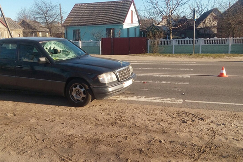 В Кобрине на Привокзальной велосипедист переезжал пешеходный переход и попал под Mercedes