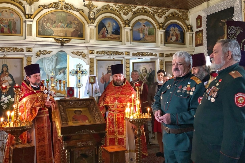 Престольный Георгиевского храма в Кобрине: старейшина Белорусского казачества вручил настоятелю медаль