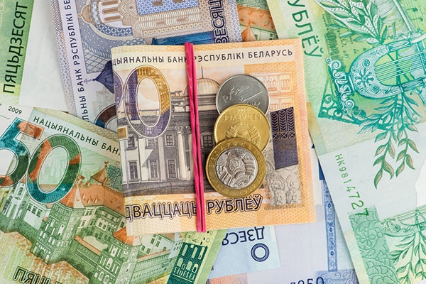 Белорусский рубль на торгах резко дешевеет ко всем валютам