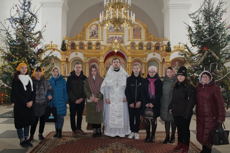 За ответом к батюшке: юные кобринчане беседовали о празднике Крещения Господня со священником