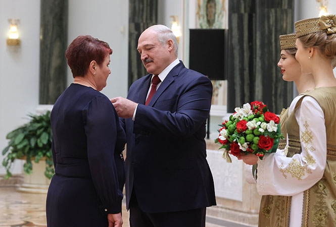 Вручение государственных наград и генеральских погон во Дворце Независимости