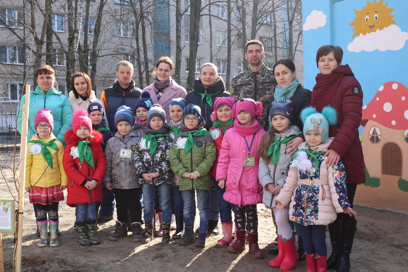 В детском саду №15 г.Кобрина прошла экологическая акция: малыши, их родители и педагоги сажали деревья