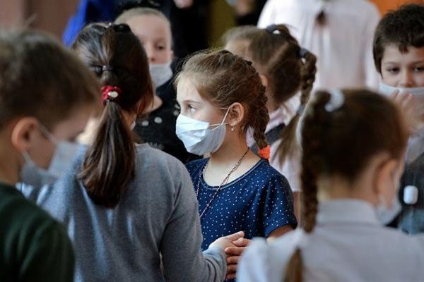 В школы после весенних каникул пришли 30-40% учеников. Маски им носить не обязательно