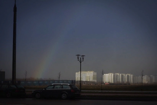 Снег, молнии, радуга: над Беларусью эффектно столкнулись воздушные массы