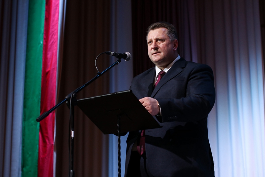 Анатолий Лис вручил Благодарность Президента главе Кобринского района Михаилу Гришкевичу