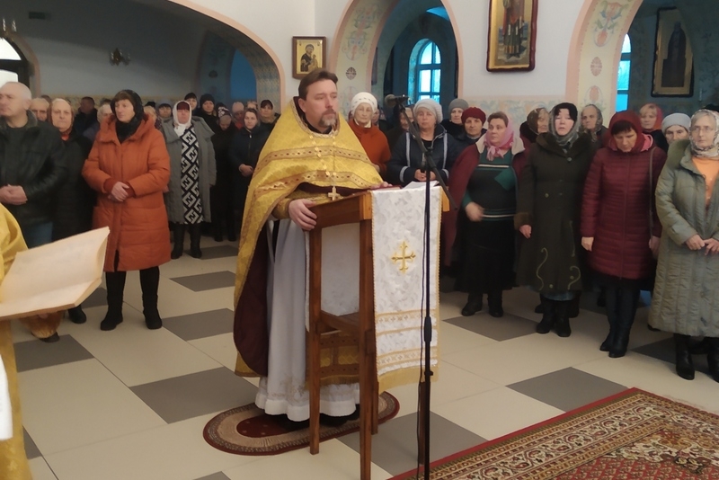 Протоиерея Владимира Мацкевича с 50-летием поздравляют прихожане Введенской церкви г.Кобрина