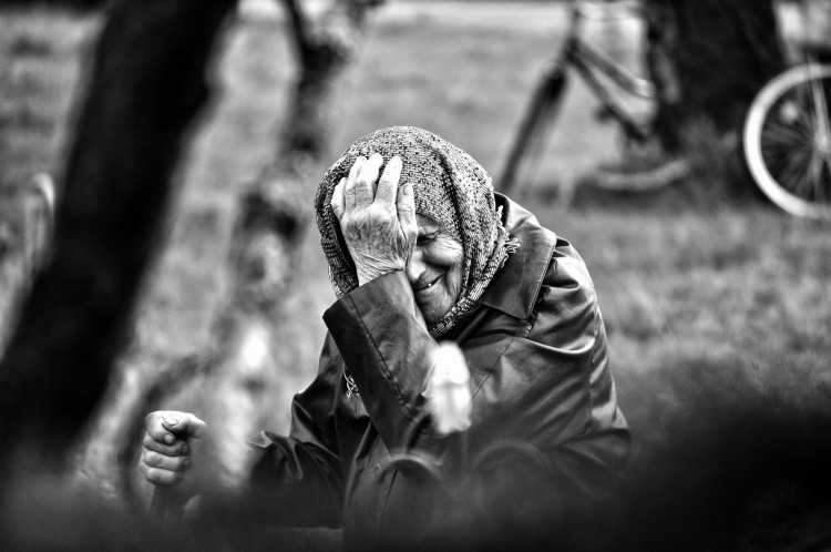 95-летняя бабушка плачет, слушая стихотворение на митинге в честь открытия памятного знака, погибшим в ВОВ