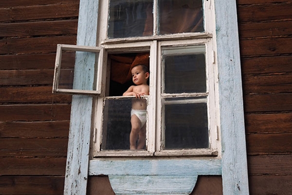 В июне в Кобрине из окна выпал 6-летний мальчик, в Бресте чудом выжил 3-летний. Почему дети стали чаще выпадать?
