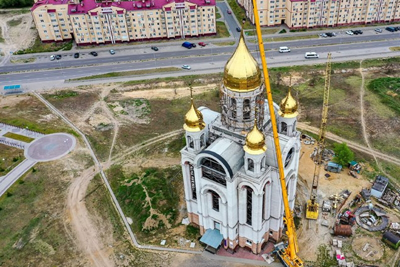 В Бресте поднимают пятый купол и крест Свято-Христо-Рождественской церкви. Кран предоставило кобринское «Полесье»