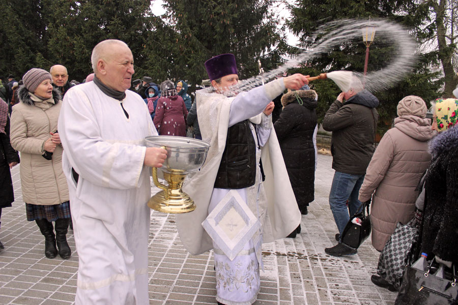 Православные кобринчане 19 января празднуют Крещение. После службы — чай из чудо-самовара и выпечка (фото)