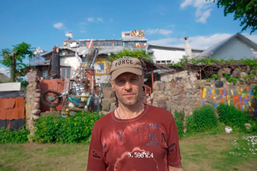 Бесплатный дом: художник построил трехэтажный особняк из мусора