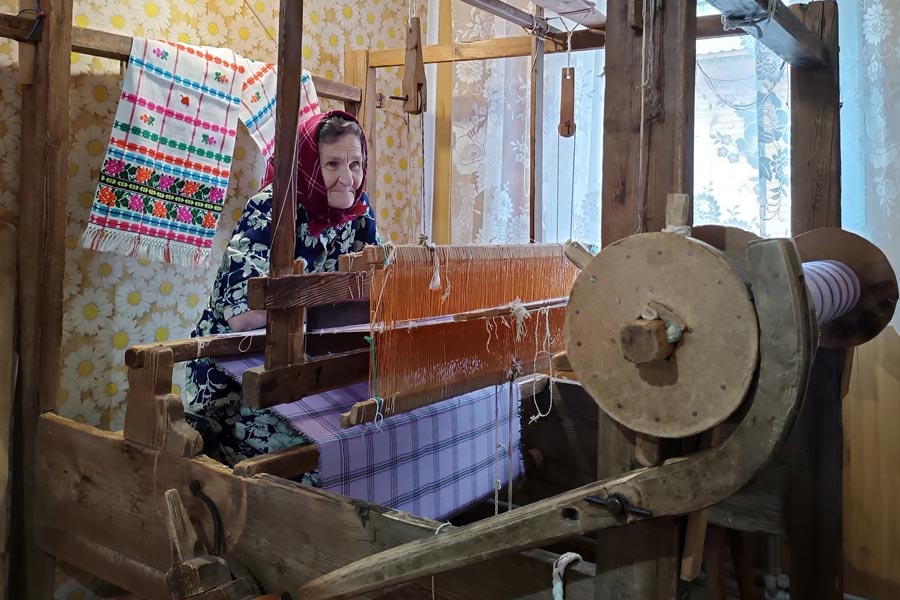 Ручнікі, хусткi, абрусы i посцілкі: ткачыху з Берасцейшчыны прызналi народным майстрам Беларусi