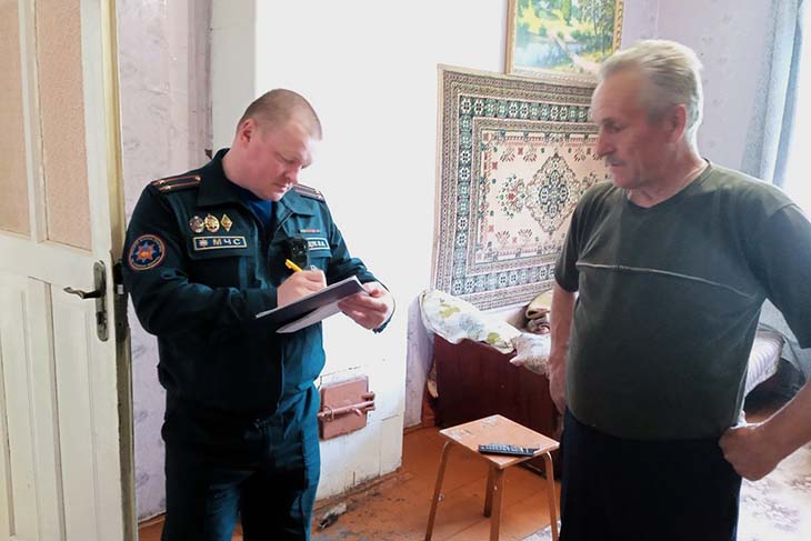 В Кобринском районе спасатели проверили пожарную безопасность в домах социально уязвимой категории людей