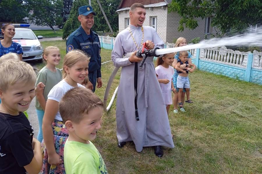 Кобринские спасатели устроили праздничное мероприятие в деревне Городец