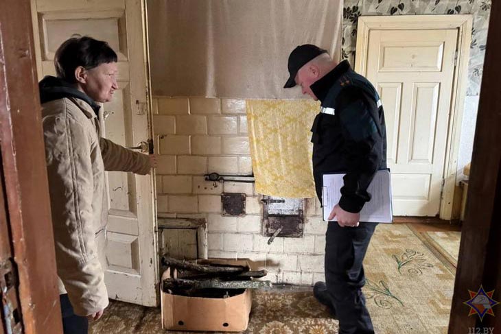Спасатели Кобринского РОЧС чтобы предупредить пожары посетили одиноких стариков и семьи в социально опасном положении