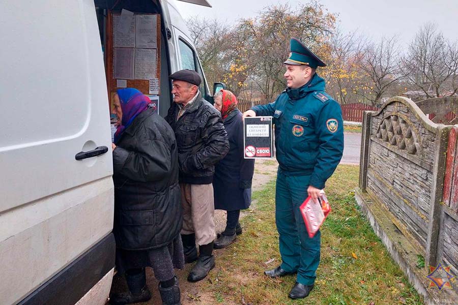 «Автолавка безопасности» — до 4 октября на Брестчине спасатели проводят встречи с пожилыми