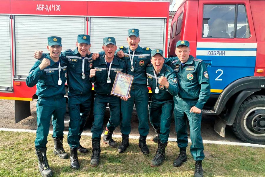 Кобринские спасатели завоевали серебро чемпионата по многоборью подразделений Брестского областного управления МЧС
