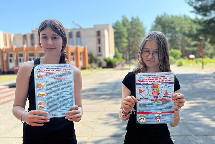 В деревне Болота кобринские спасатели устроили летний дождь с радугой: встреча с детьми в палаточном лагере
