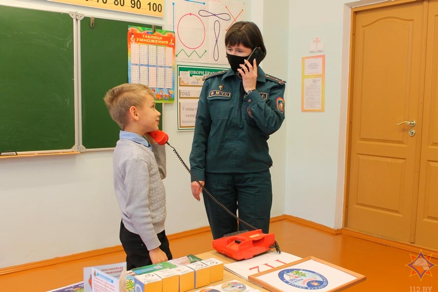 «Гении безопасности»: спасатели Кобрина рассказали школьникам о безопасности в преддверии новогодних каникул