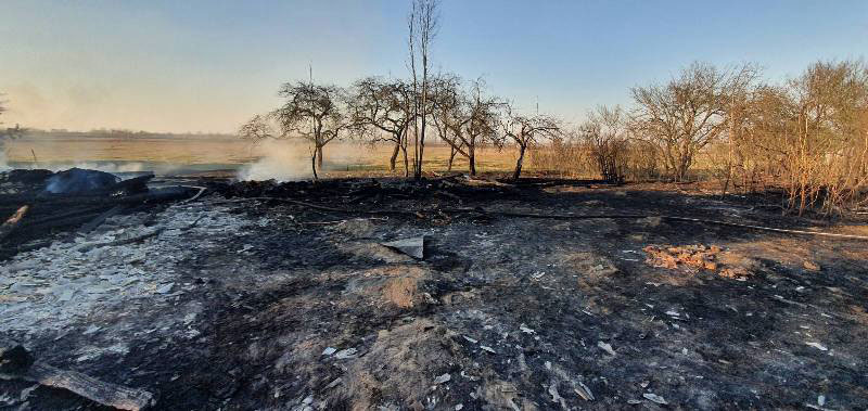 В Кобринском районе от пала травы загорелись четыре хозпостройки