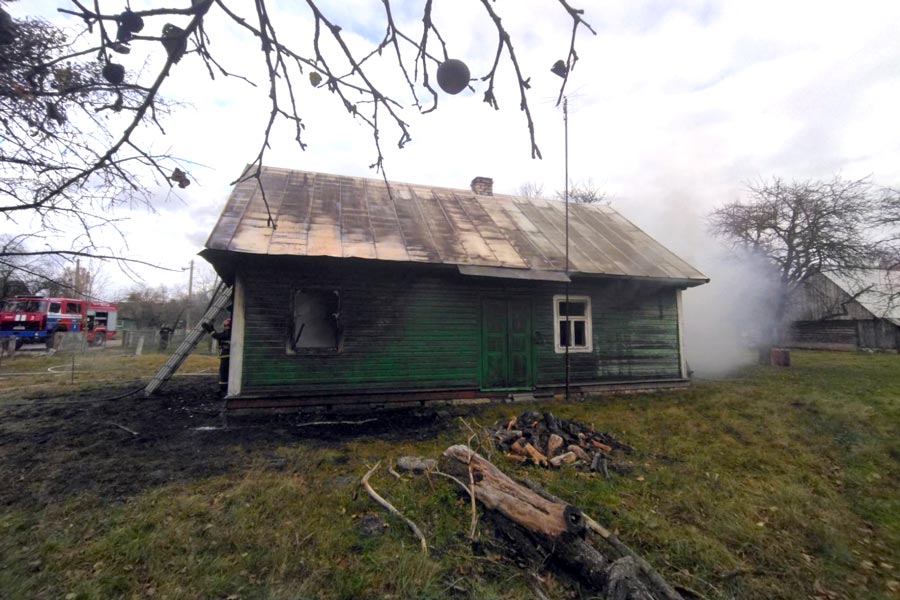 В деревне Бельск Кобринского района горел дом – огнем повреждены кровля, перекрытие, стены и имущество