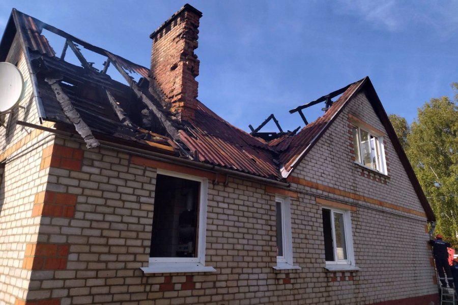 Очевидцы спасли из горящего дома инвалида I группы в деревне под Кобрином
