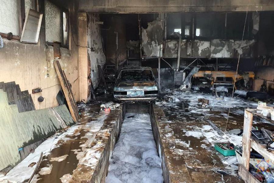 Пожар в Кобрине: в гараже горели две легковушки, пострадал хозяин автомобилей