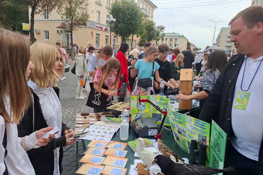 Педагоги и учащиеся Кобринского РЦЕТиКа представили центр на неделе дополнительного образования в Барановичах