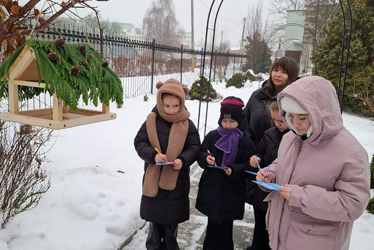 Юные экологи Кобринского РЦЭТиКа помогают пернатым пережить зиму — учащиеся мастерят кормушки и птичьи столовые 