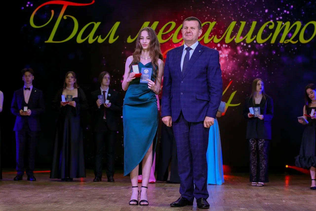 В 2024 году в Кобринском районе 33 медалиста — бал принимали во дворце