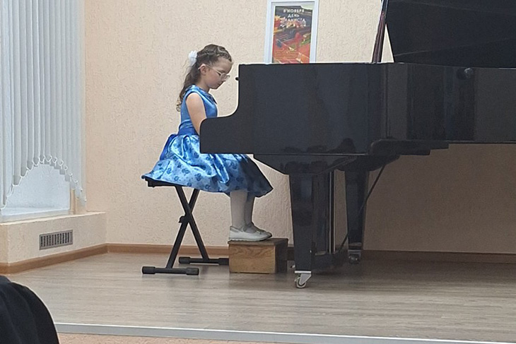 Мир звуков на ощупь: для полноценной жизни 8-летней Лизе Мороз нужны новые слуховые аппараты
