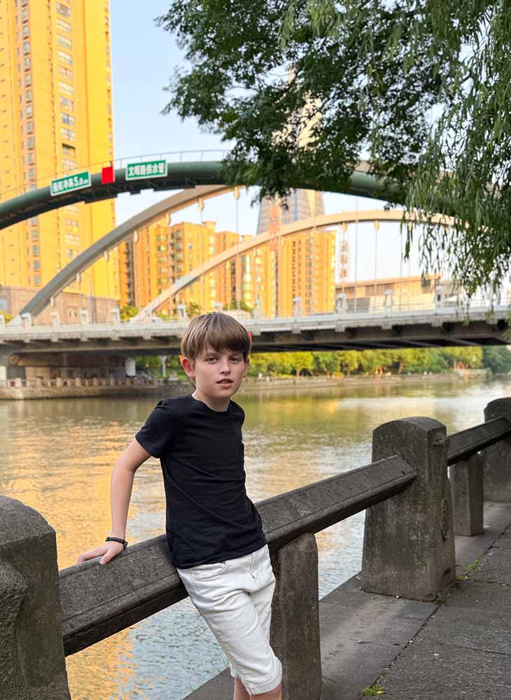 11-летнего хоккеиста из Кобрина пригласили в Китай на съемки брендовой спортивной одежды — они с мамой проведут там все лето