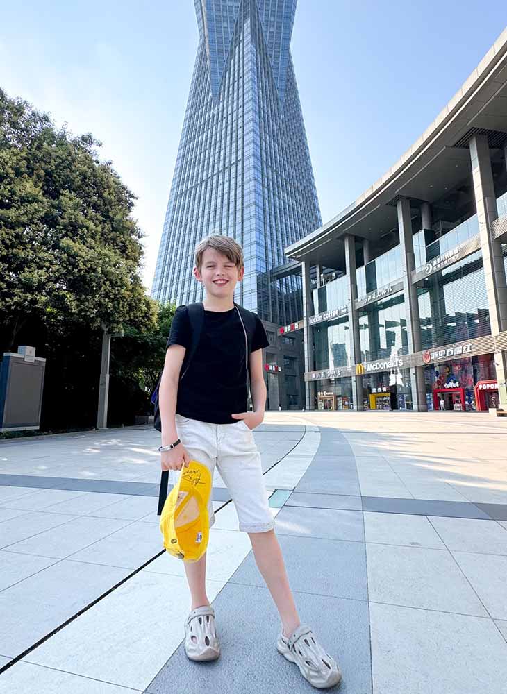 11-летнего хоккеиста из Кобрина пригласили в Китай на съемки брендовой спортивной одежды — они с мамой проведут там все лето